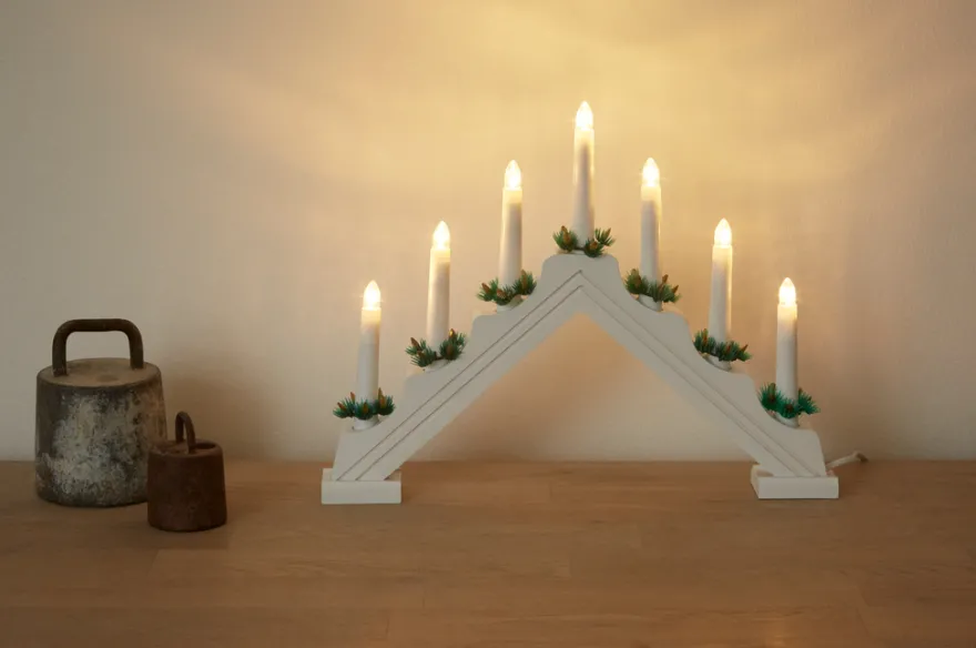Adventsstake syvarmet i tre med 7 LED-lys