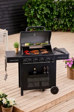 Gassgrill med 4 brennere og bakbrenner – Grillexpert