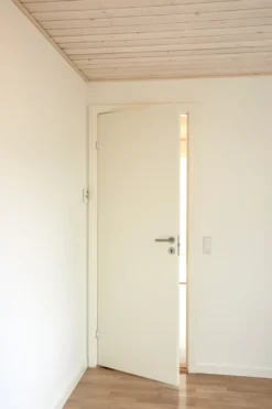 Stabil hvitmalt dør - 82,5 x 204 cm